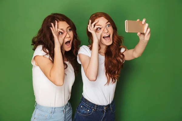 Obraz Dwa Zabawne Dziewczyny Nastolatka Imbiru Włosy Biorąc Selfie Telefon — Zdjęcie stockowe
