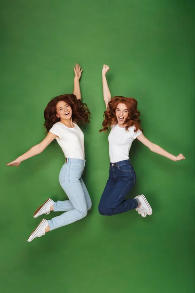 Retrato Comprimento Total Duas Jovens Meninas Ruivas Alegres Pulando Junto — Fotografia de Stock