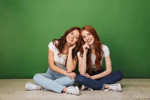 Portret Van Twee Glimlachend Jonge Roodharige Meisjes Zitten Een Verdieping — Stockfoto