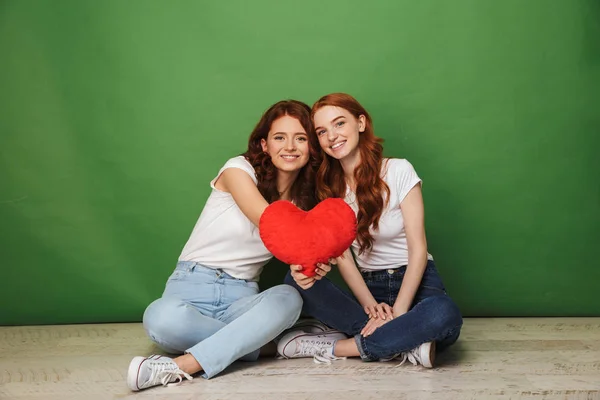 Foto Duas Meninas Ruivas Bonito 20S Jeans Sentado Chão Com — Fotografia de Stock