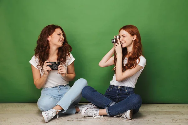 Foto Duas Meninas Ruivas 20S Sentado Chão Com Pernas Cruzadas — Fotografia de Stock