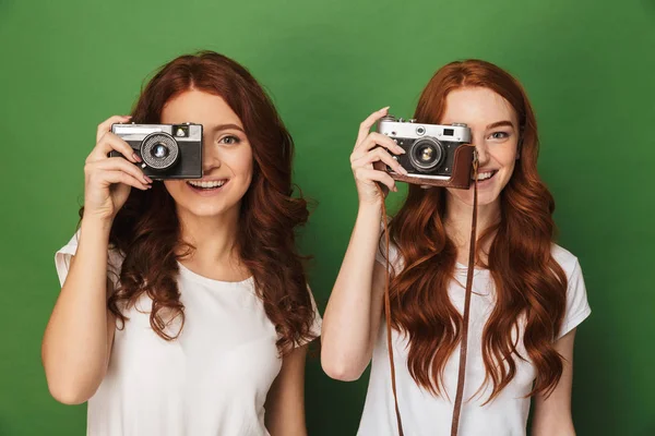 Immagine Primo Piano Due Donne Rosse Anni Possesso Fotoprastando Fotocamera — Foto Stock