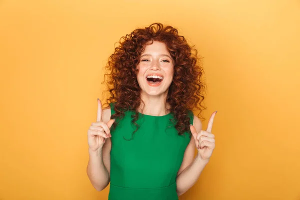 Retrato Uma Mulher Ruiva Encaracolada Sorridente Apontando Dedos Para Cima — Fotografia de Stock