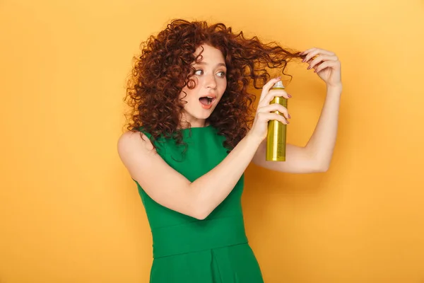 Retrato Una Pelirroja Rizada Excitada Usando Spray Para Cabello Aislado — Foto de Stock