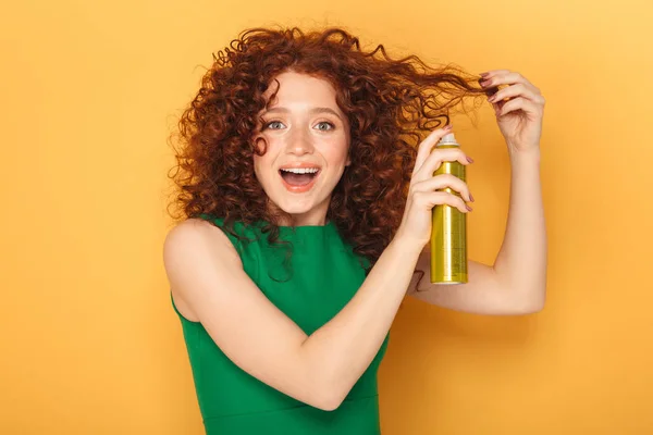 Retrato Una Alegre Pelirroja Rizada Usando Spray Para Cabello Aislado — Foto de Stock