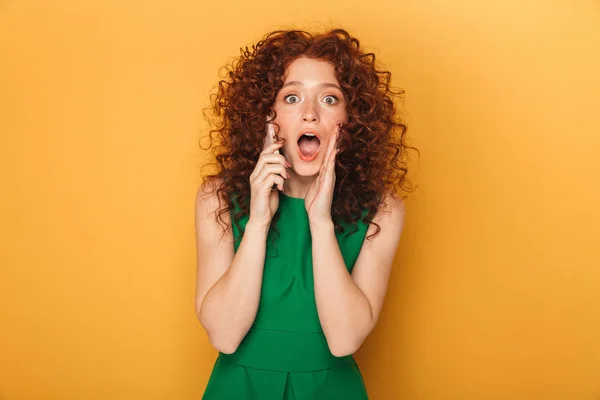 Retrato Una Pelirroja Sorprendida Vestido Hablando Por Teléfono Móvil Aislado — Foto de Stock