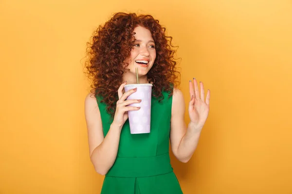 Portret Van Een Lachende Roodharige Vrouw Jurk Drinken Uit Een — Stockfoto