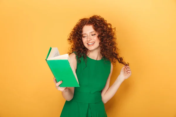 Portret Van Een Lachende Roodharige Vrouw Jurk Lezen Van Een — Stockfoto