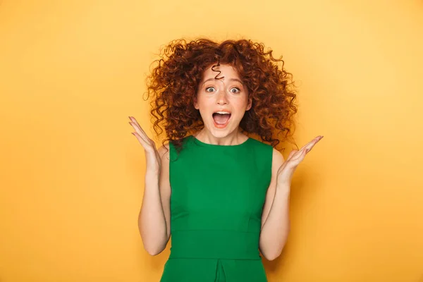 Portrait Une Femme Rousse Joyeuse Robe Célébrant Succès Isolé Sur — Photo