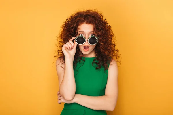 Portrait Une Femme Rousse Choquée Robe Regardant Des Lunettes Soleil — Photo