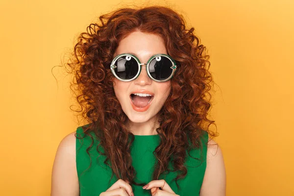 Gros Plan Portrait Une Femme Rousse Bouclée Excitée Lunettes Soleil — Photo