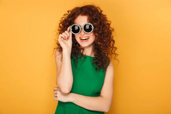 Retrato Uma Mulher Ruiva Feliz Vestido Óculos Sol Isolados Sobre — Fotografia de Stock