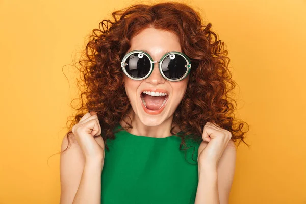 Gros Plan Portrait Une Femme Rousse Bouclée Excitée Lunettes Soleil — Photo