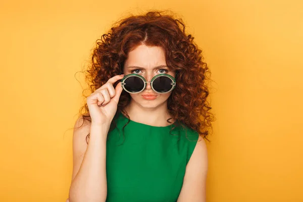 Portrait Une Rousse Bouleversée Robe Regardant Sur Des Lunettes Soleil — Photo