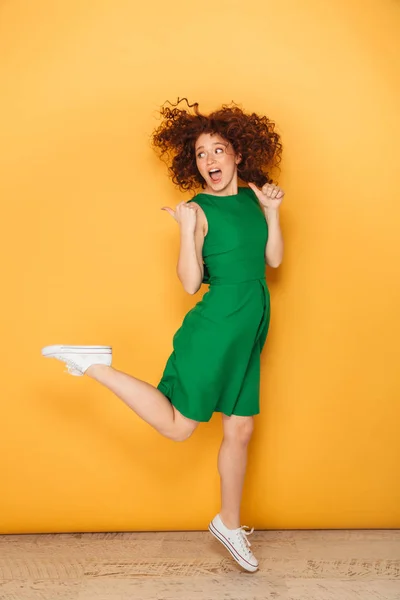 Retrato Comprimento Total Uma Jovem Mulher Ruiva Alegre Vestido Apontando — Fotografia de Stock