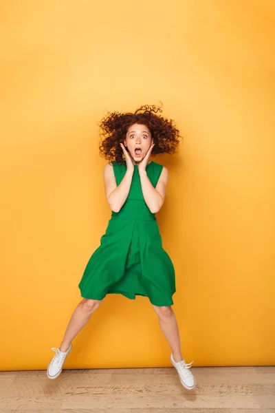 Retrato Comprimento Total Uma Mulher Ruiva Chocada Vestido Gritando Enquanto — Fotografia de Stock