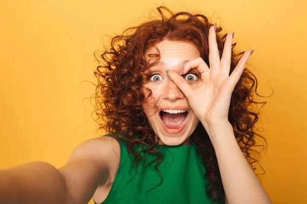 Close Van Portret Van Een Gelukkig Roodharige Vrouw Jurk Nemen — Stockfoto