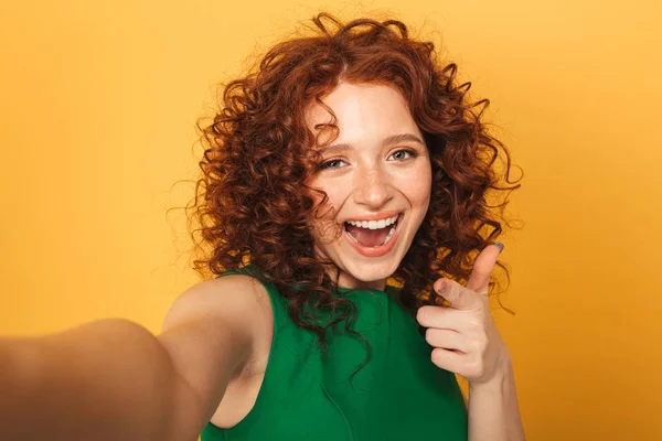 Detailní Záběr Portrét Veselý Zrzky Ženy Šatech Selfie Ukázal Prstem — Stock fotografie