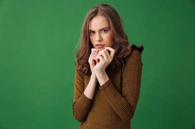 Görüntü izole kamera seyir yeşil arka plan üzerinde duran korkuyorsun genç kadın.