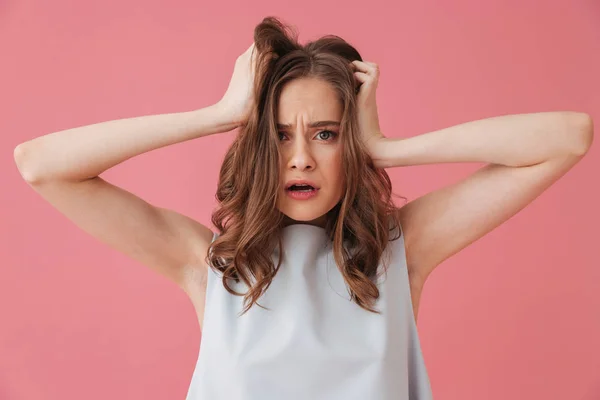 Image Une Jeune Femme Choquée Tenant Isolée Sur Fond Rose — Photo