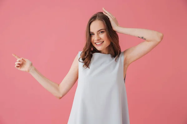 Imagem Jovem Mulher Bonito Isolado Sobre Fundo Rosa Olhando Câmera — Fotografia de Stock