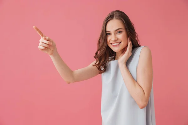 Imagem Jovem Mulher Bonito Isolado Sobre Fundo Rosa Olhando Câmera — Fotografia de Stock