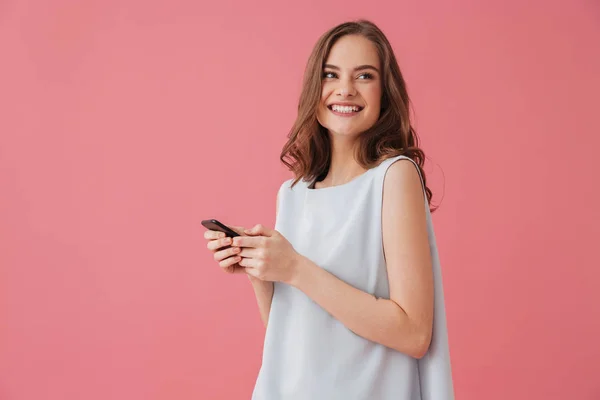 Imagen Joven Feliz Pie Aislada Sobre Fondo Rosa Mirando Lado — Foto de Stock