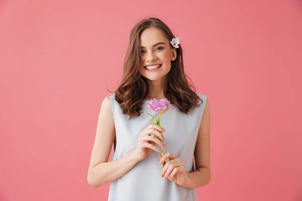 Imagen Una Hermosa Mujer Joven Positiva Pie Aislada Sobre Fondo — Foto de Stock