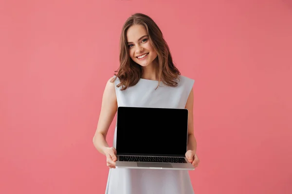 Imagem Jovem Mulher Alegre Isolado Sobre Fundo Rosa Mostrando Exibição — Fotografia de Stock