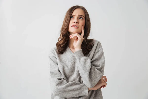 Mulher Morena Pensativa Suéter Segurando Seu Queixo Olhando Para Cima — Fotografia de Stock
