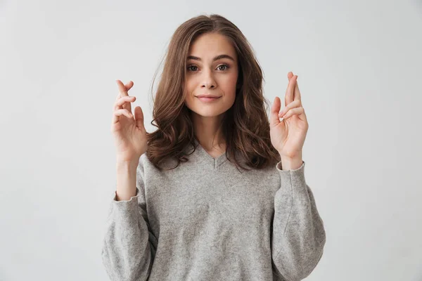 Lächelnde Brünette Frau Pullover Die Mit Gedrückten Fingern Betet Während — Stockfoto