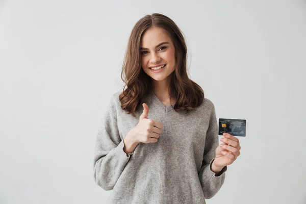 Lächelnde Brünette Frau Pullover Kreditkarte Der Hand Und Daumen Hoch — Stockfoto