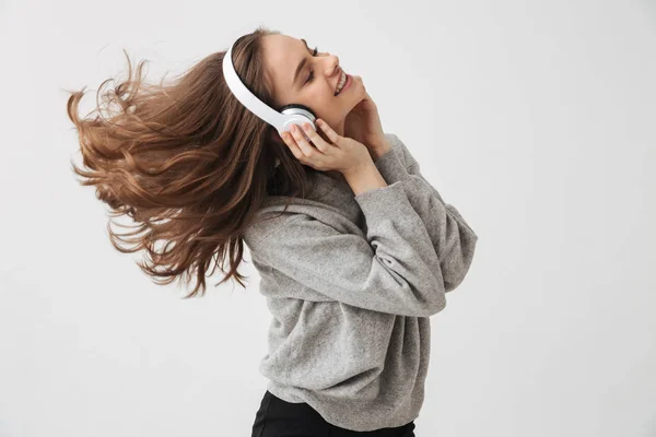 Glad Brunett Kvinna Tröja Och Hörlurar Lyssnar Musik Med Stängda — Stockfoto