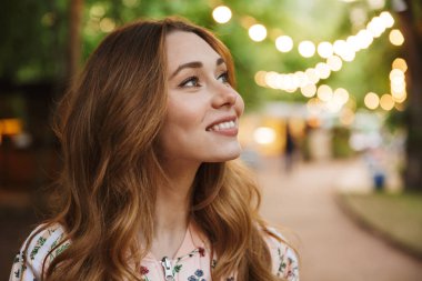 Uzaklıkta açık havada bir genç ve güzel kız yakın çekim