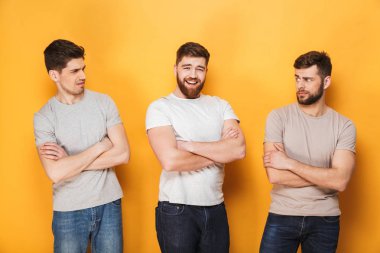 Sarı arka plan üzerinde izole onların erkek arkadaşı bakarak iki şüpheli delikanlı