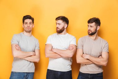 İki genç erkek sarı arka plan üzerinde izole onların erkek arkadaşı bakarak üzgün
