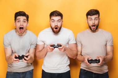 Heyecanlı duygusal sinir genç grup over sarı arka plan oyun oyun oyun çubukları ile izole duran erkek arkadaşıyla resmini.