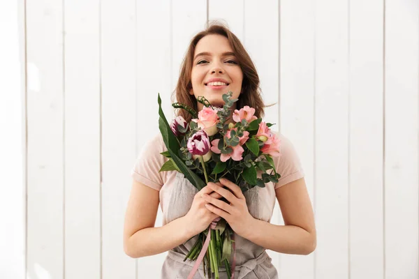 Junge Niedliche Glückliche Floristin Steht Mit Blumen Der Werkstatt — Stockfoto