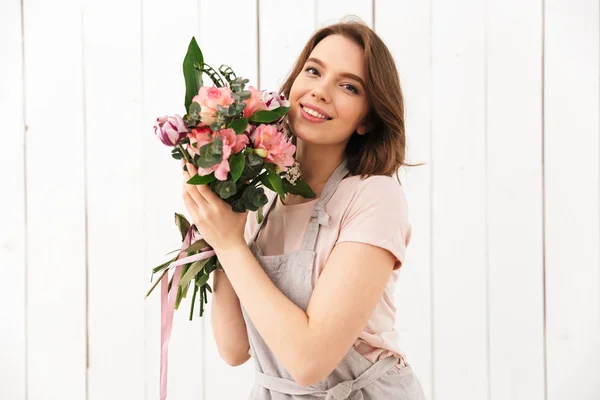 Joven Linda Florista Feliz Mujer Pie Con Flores Taller Mirando —  Fotos de Stock