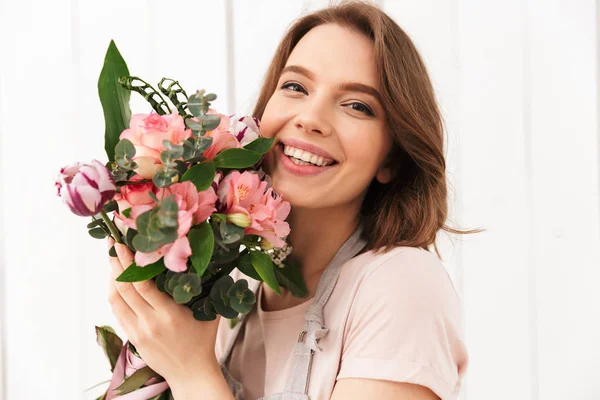 Joven Linda Florista Feliz Mujer Pie Con Flores Taller Mirando —  Fotos de Stock
