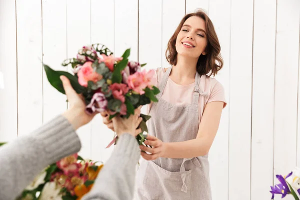 Joven Linda Florista Dama Pie Con Flores Taller Con Comprador — Foto de Stock