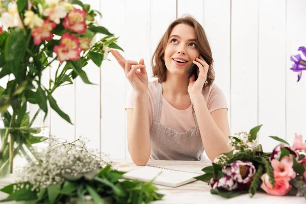 Junge Süße Glückliche Floristin Über Blumen Der Werkstatt Die Handy — Stockfoto