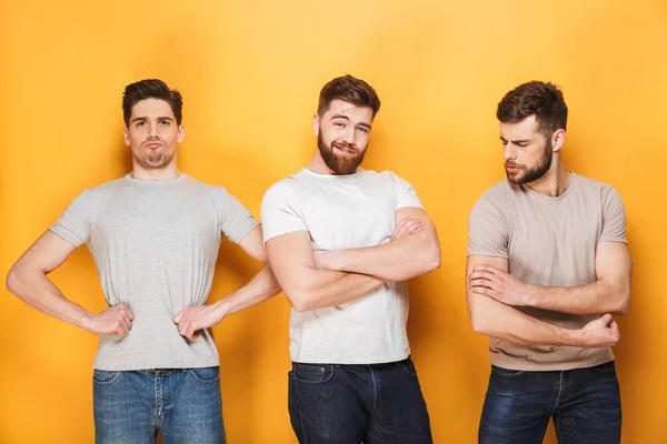 Três Jovens Homens Sucesso Olhando Para Câmera Isolada Sobre Fundo — Fotografia de Stock