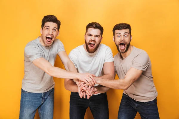 Trois Jeunes Hommes Joyeux Célébrant Succès Ensemble Isolé Sur Fond — Photo