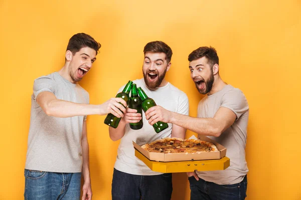 Trzech Młodych Mężczyzn Radosny Gospodarstwa Duże Pizza Picia Piwa Białym — Zdjęcie stockowe