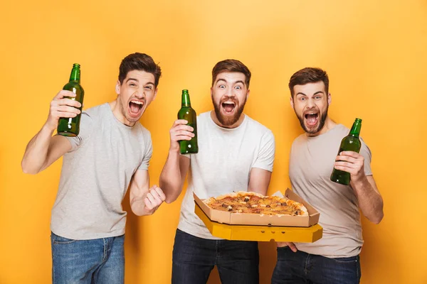 Tres Jóvenes Felices Sosteniendo Una Gran Pizza Bebiendo Cerveza Aislados — Foto de Stock