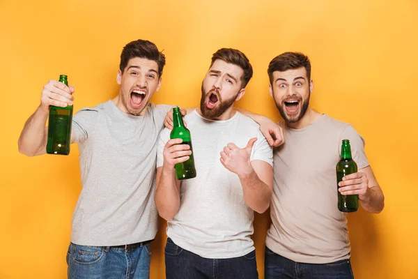 Tres Jóvenes Hombres Alegres Sosteniendo Cerveza Celebrando Aislados Sobre Fondo — Foto de Stock