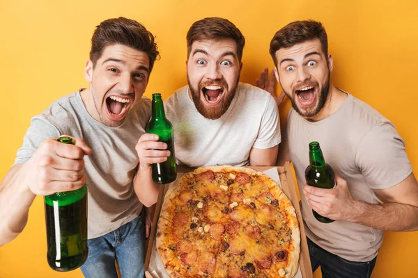 Tres Jóvenes Excitados Sosteniendo Una Gran Pizza Bebiendo Cerveza Aislados — Foto de Stock