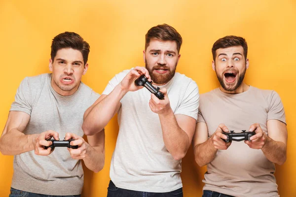 Foto Grupo Joven Nervioso Amigos Pie Aislados Sobre Fondo Amarillo —  Fotos de Stock