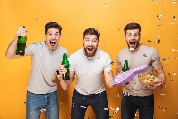 Drei Junge Aufgeregte Männer Fußballfans Feiern Mit Bier Und Snacks — Stockfoto